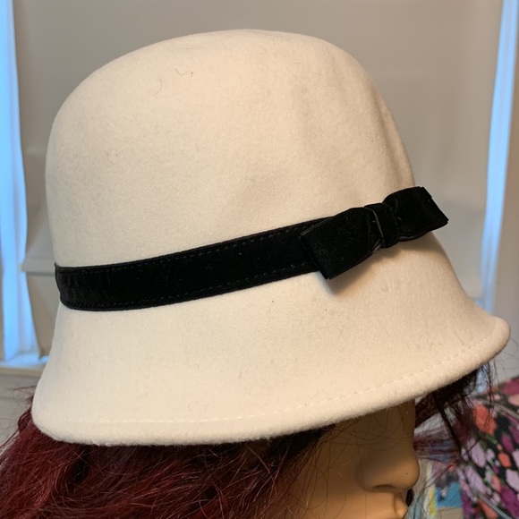 Adorable hat 🎩 - Picture 3 of 6